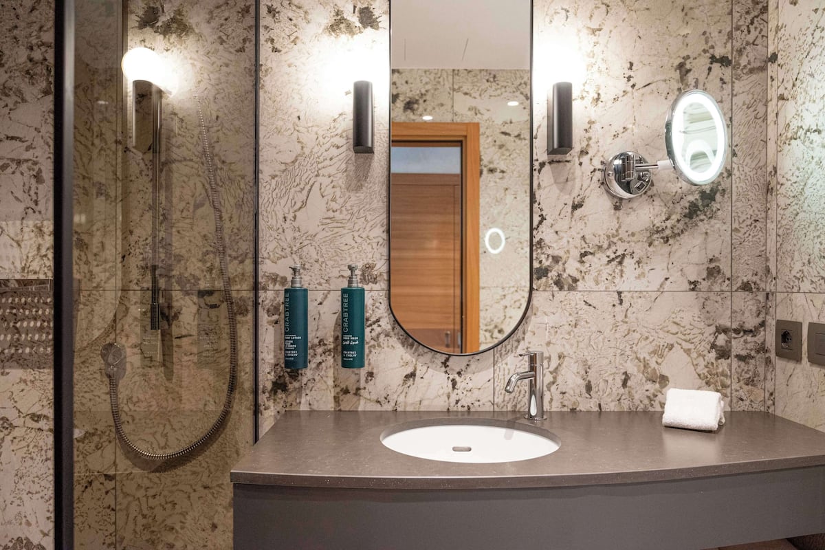Combined shower/tub, free toiletries, hair dryer, slippers
