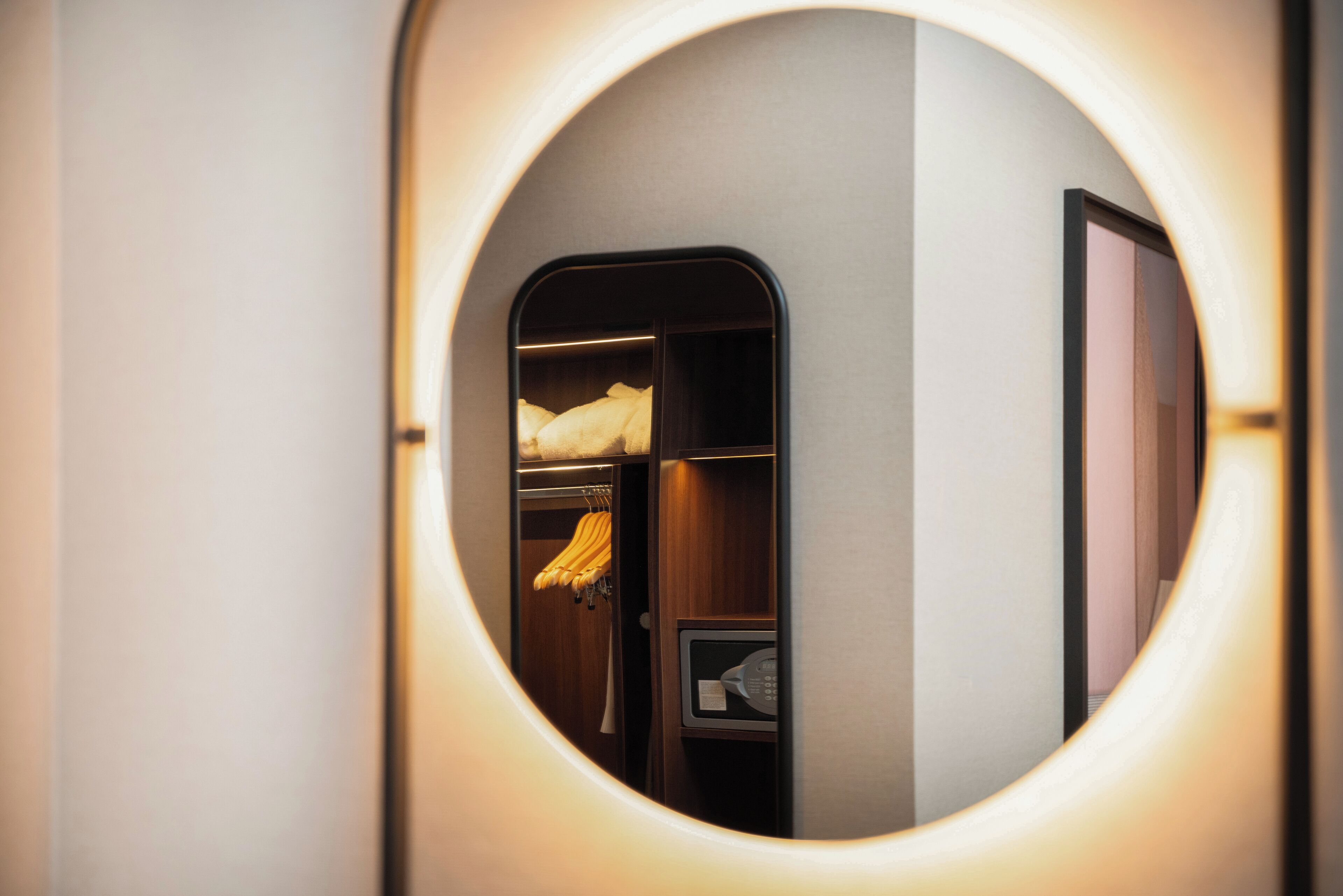 executive room, 1 king bed, club lounge access | hypo-allergenic bedding, down duvets, minibar, in-room safe