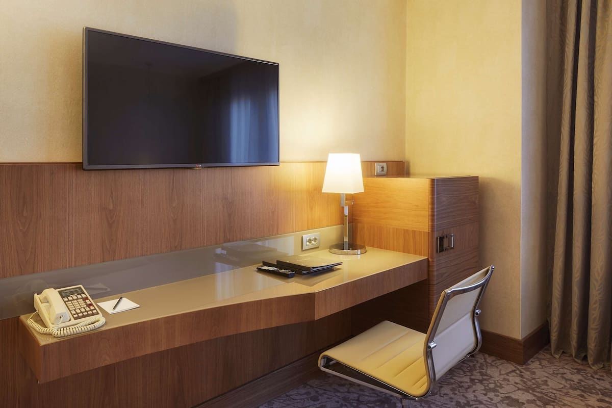Hypo-allergenic bedding, down duvets, minibar, in-room safe