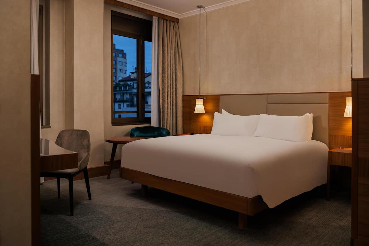 Deluxe Room, 1 King Bed | Hypo-allergenic bedding, down comforters, minibar, in-room safe