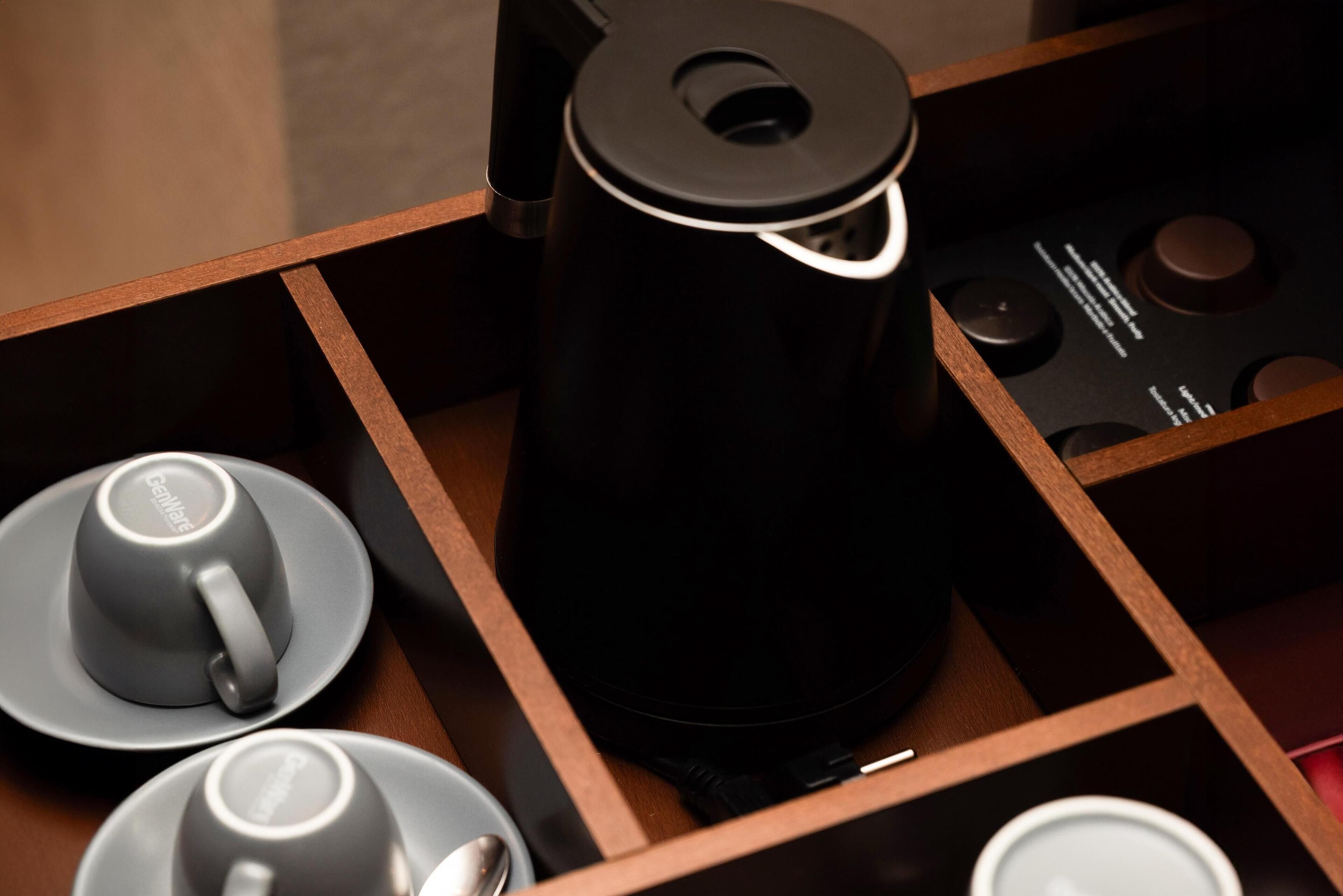 executive room, 1 king bed (deluxe) | hypo-allergenic bedding, down duvets, minibar, in-room safe