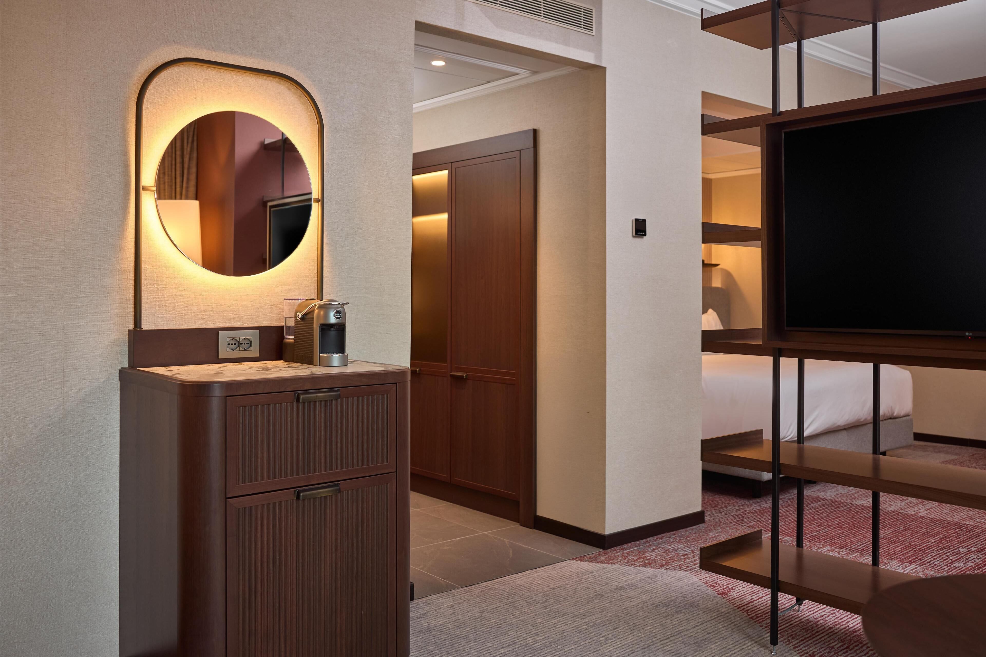 Suite Junior, 1 letto king | Biancheria da letto ipoallergenica, copriletto in piuma, minibar