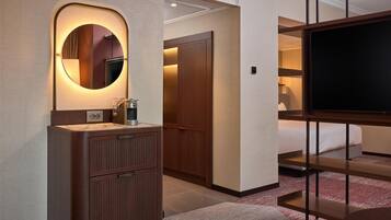 Suite Junior, 1 letto king | Biancheria da letto ipoallergenica, copriletto in piuma, minibar