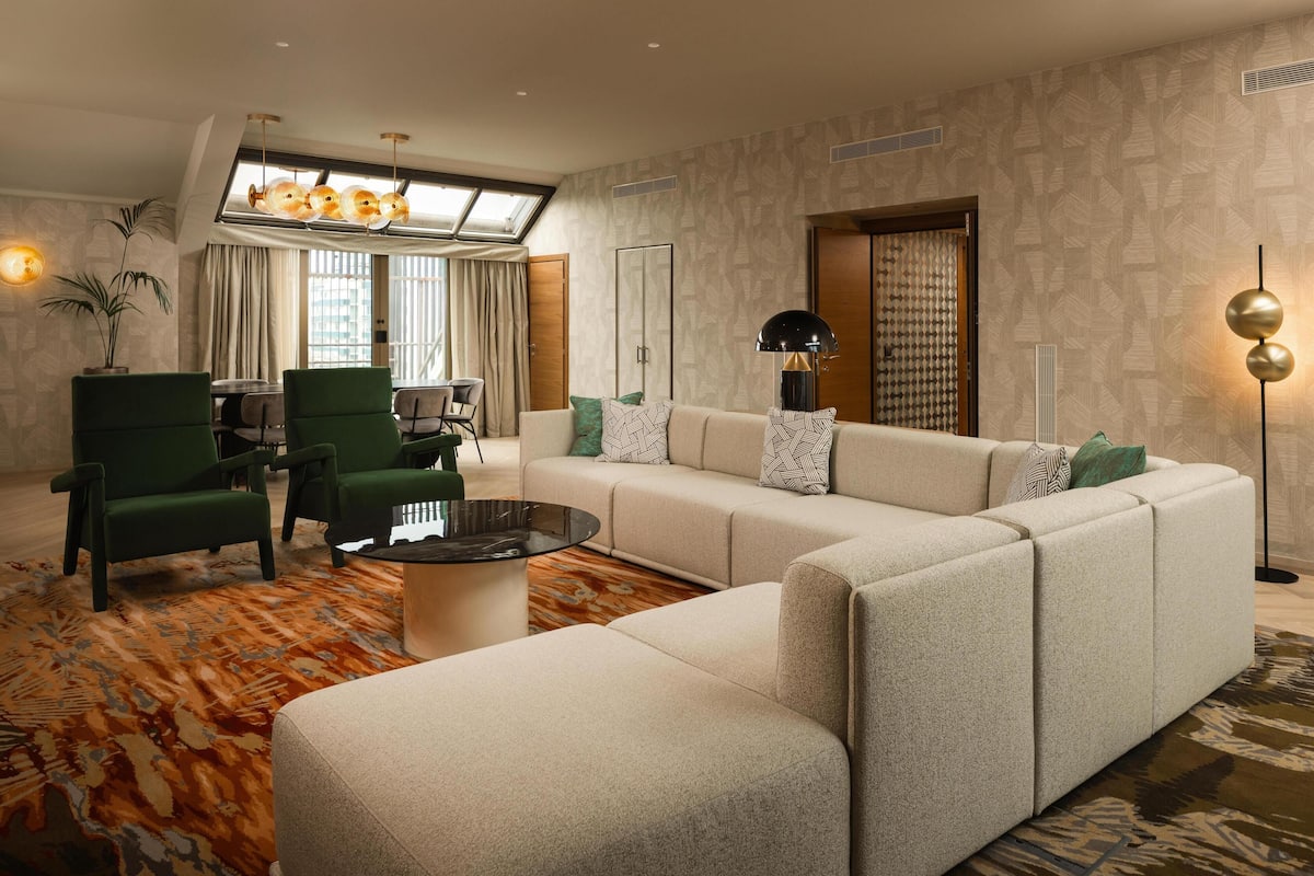 Executive Suite, 1 King Bed | Living area | 40-inch TV with satellite channels