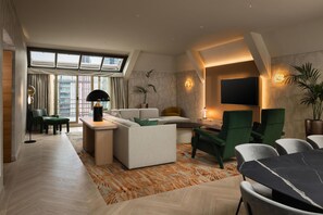 Presidential Suite | Living area | 40-inch TV with satellite channels - Hilton Milan (Milan)