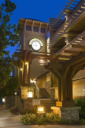 Fachada de la propiedad por la tarde o noche