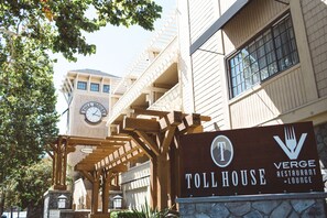 En bygning med et skilt, der viser "TOLL HOUSE VERGE RESTAURANT + LOUNGE".