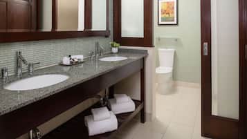 Ensemble douche/baignoire, articles de toilette de luxe, sèche-cheveux