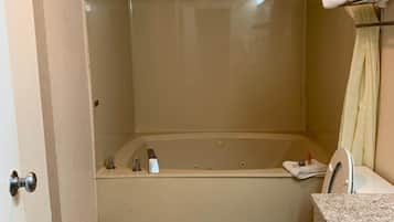 Baignoire et douche séparées, baignoire à jets