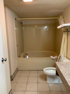 Baignoire et douche séparées, baignoire à remous