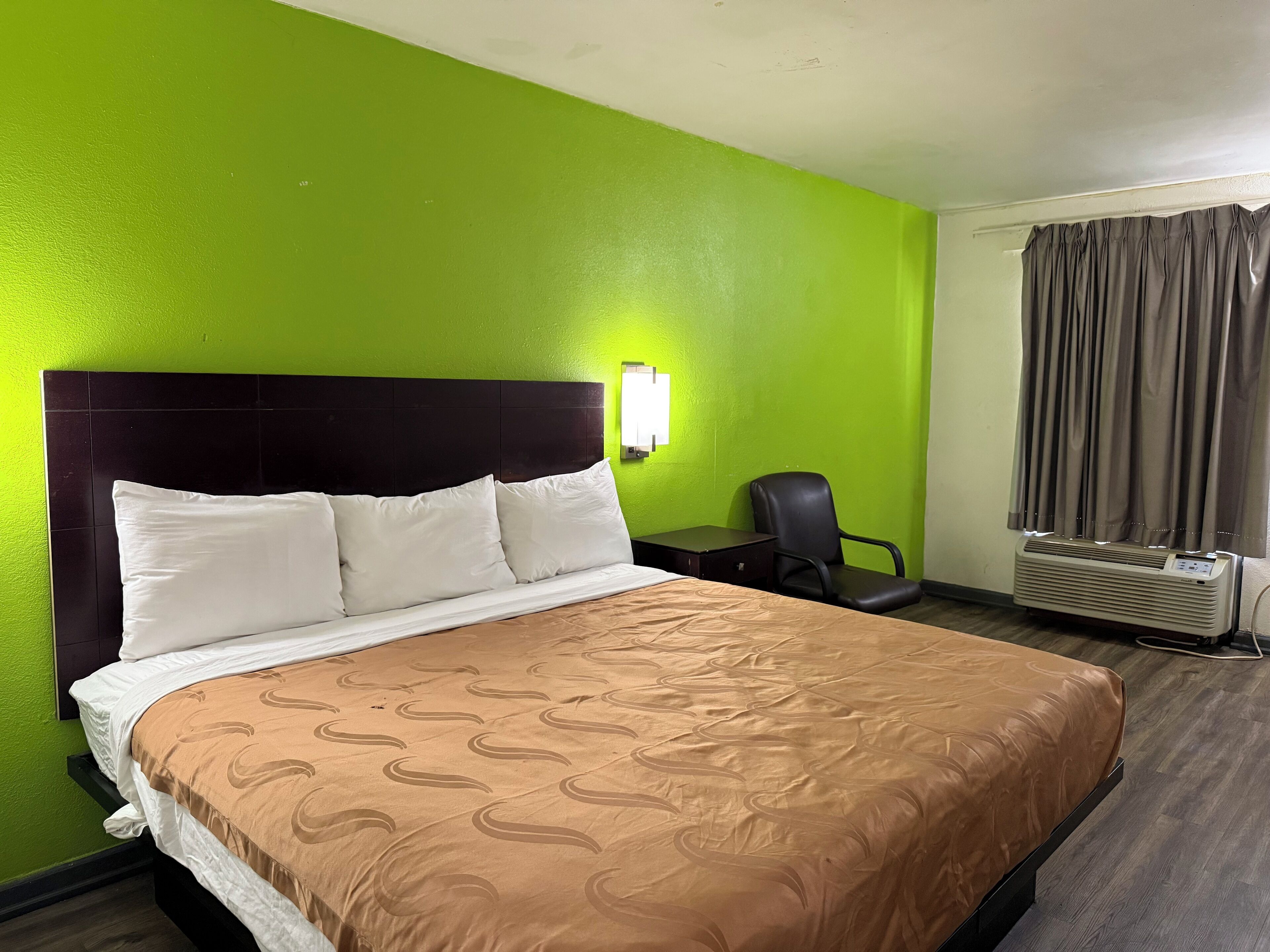 Standard Room, 1 King Bed, Jetted Tub | Free WiFi, bed sheets