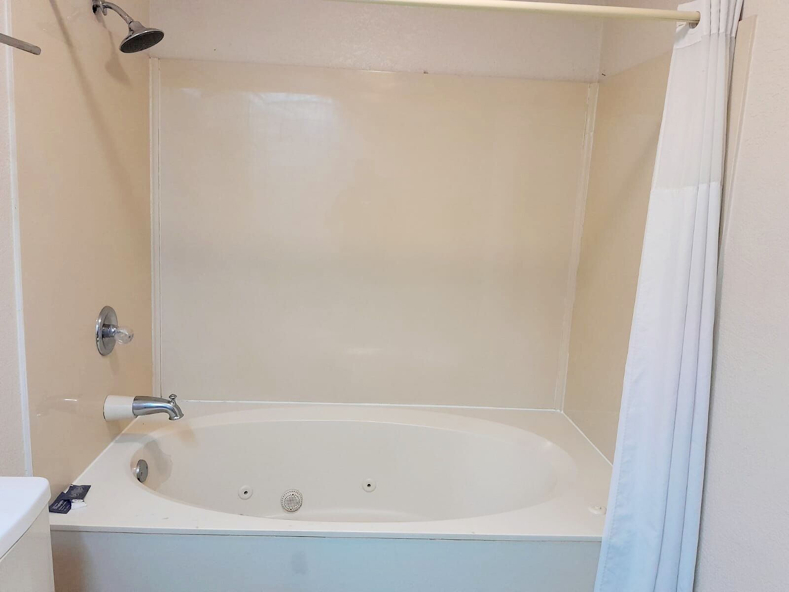 Un baño con bañera, ducha e inodoro.