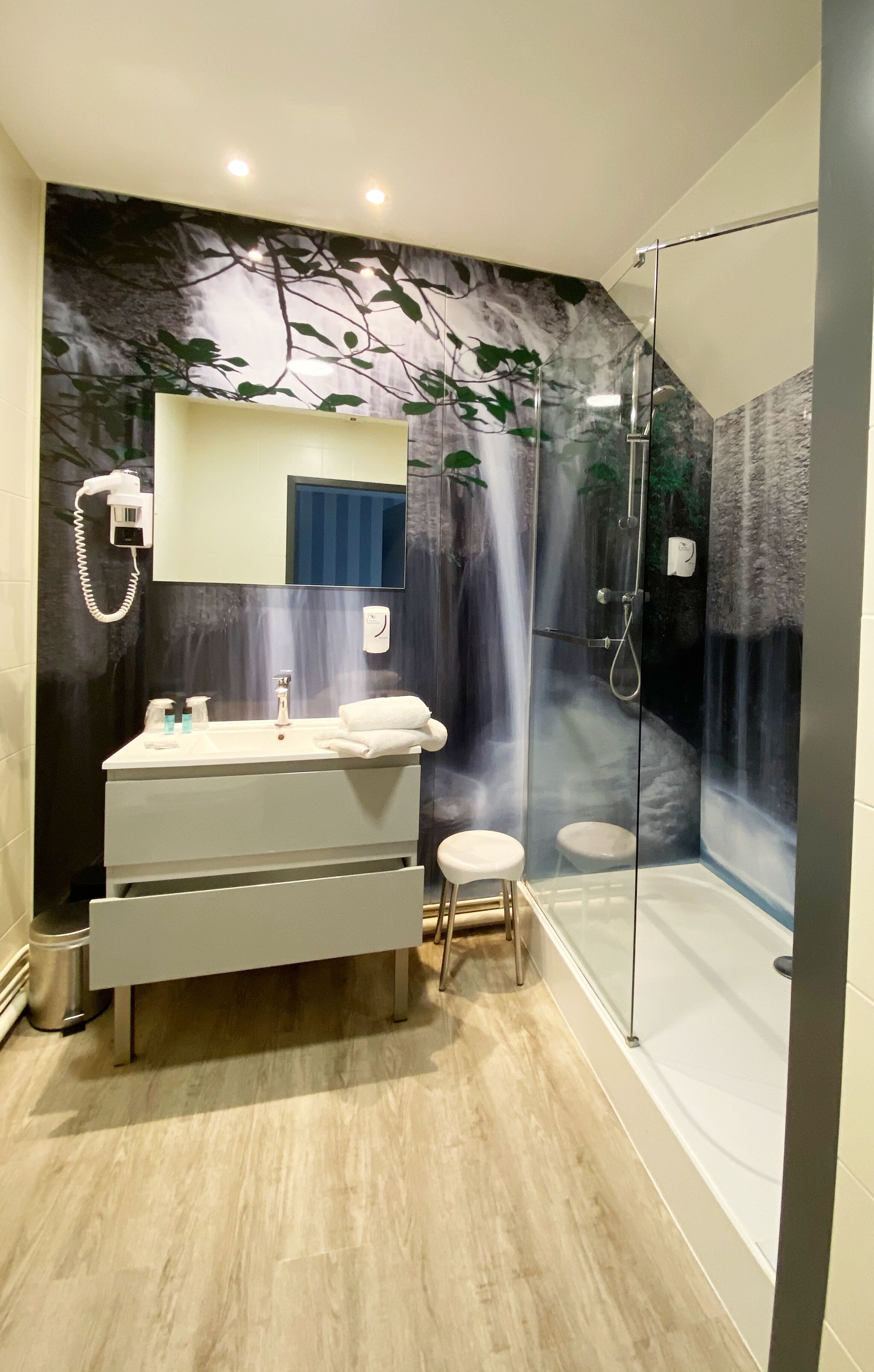 chambre double mansardee | bathroom | combined shower/bathtub, rainfall showerhead, eco-friendly toiletries