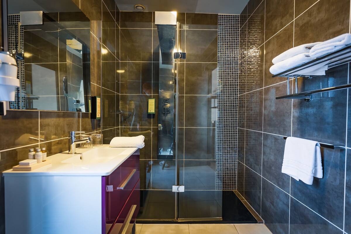 suite terrasse avec jacuzzi | bathroom | combined shower/bathtub, rainfall showerhead, eco-friendly toiletries