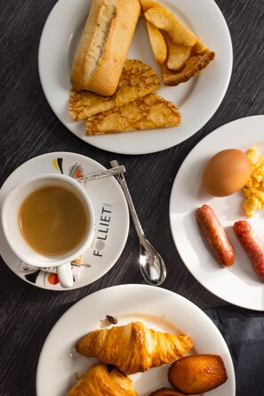 Sarapan bufet setiap hari (EUR 19 seorang) 