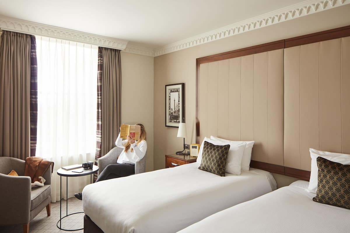 Kamar Twin Deluks | Selimut bulu angsa, busa memori, brankas, dan meja kerja