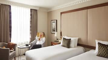 Habitación Deluxe con 2 camas individuales | Edredones de plumas, colchones viscoelásticos, caja fuerte y escritorio