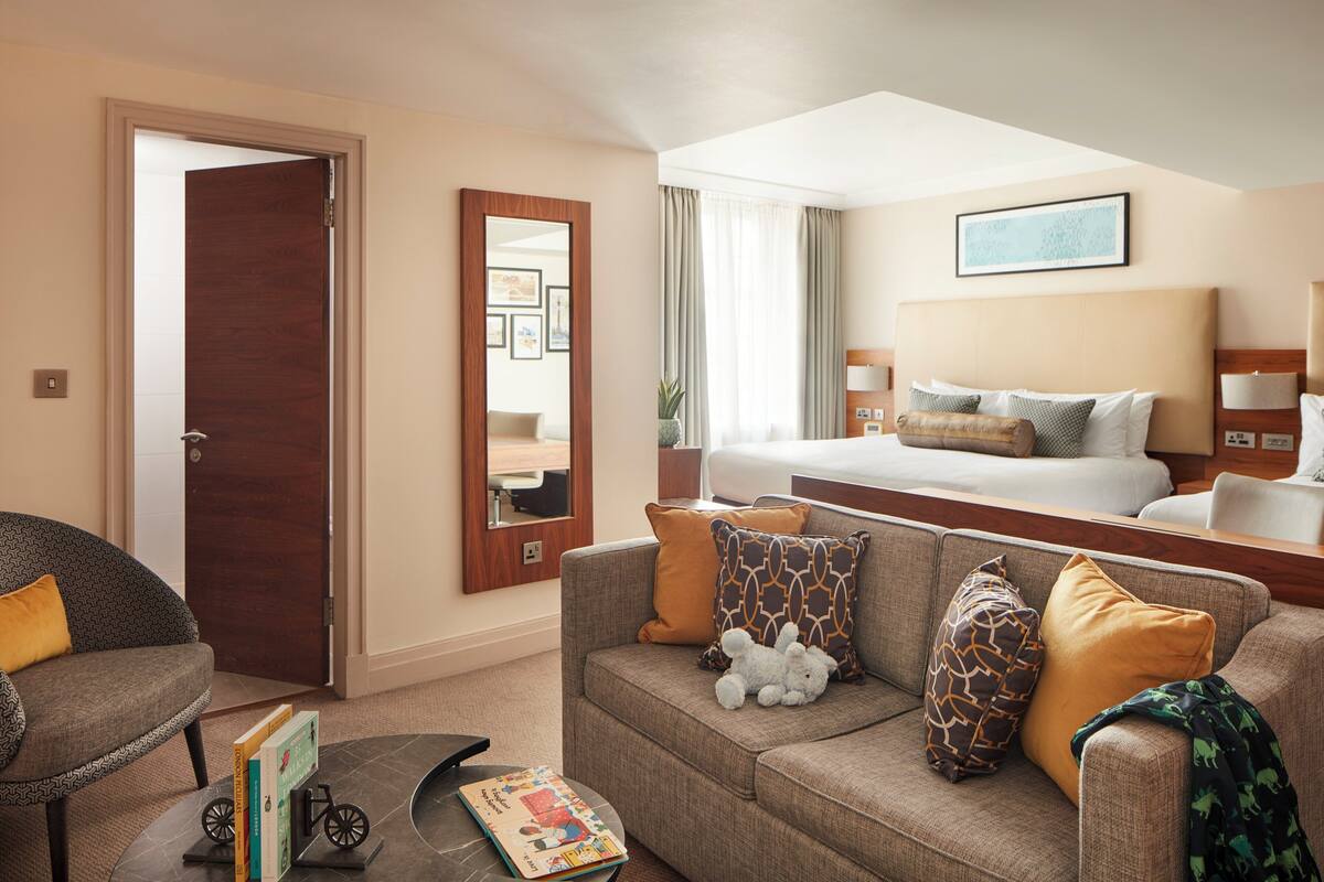 Deluxe Family Room | Selimut bulu angsa, busa memori, brankas, dan meja kerja