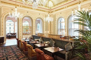 Serveert ontbijt, lunch, diner, moderne Europese gerechten