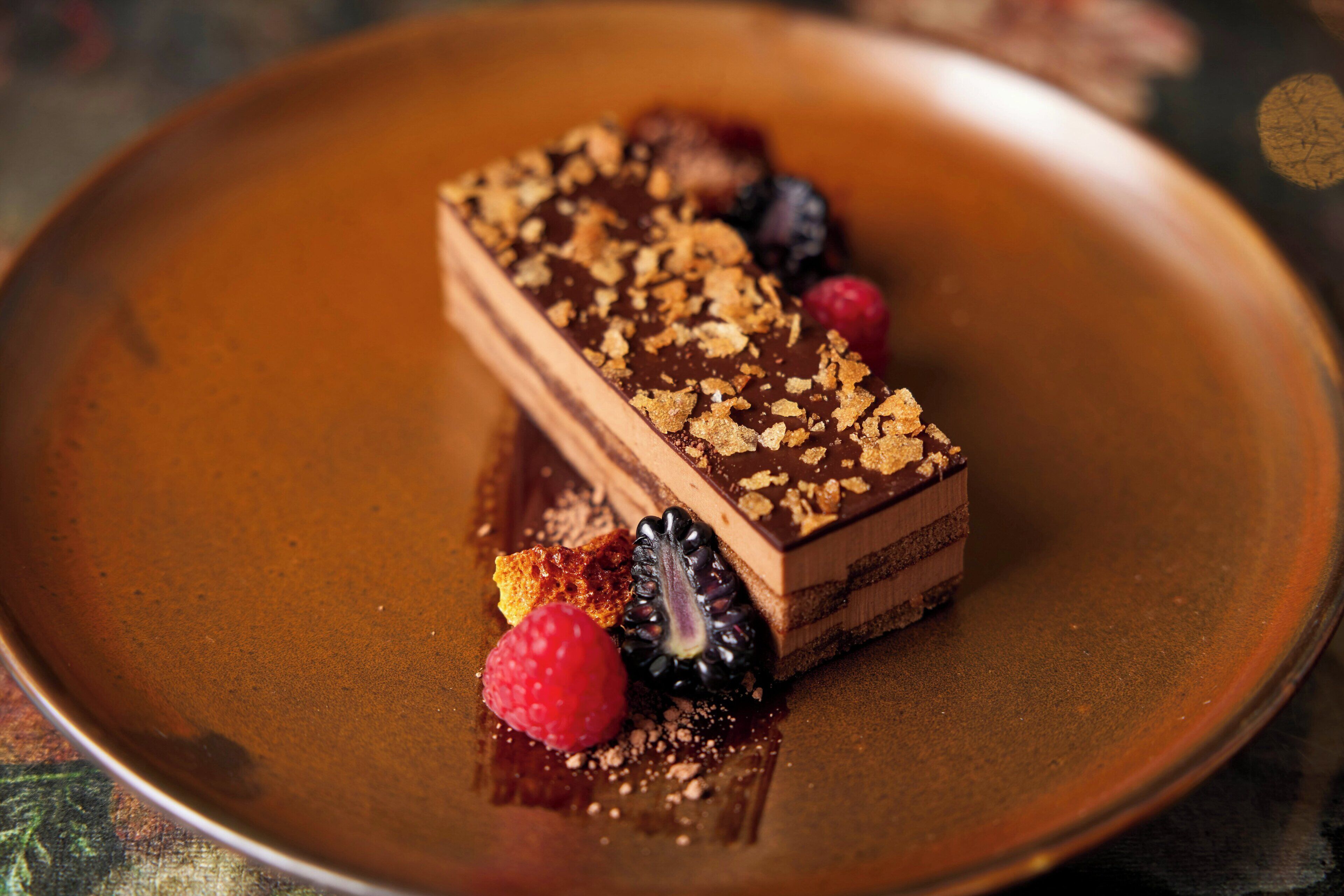 Un dessert servi dans une assiette.