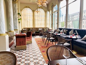 Serveert ontbijt, lunch, diner, moderne Europese gerechten