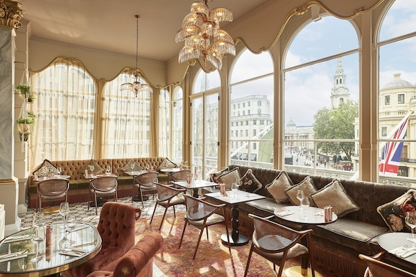 Melayani sarapan, makan siang, makan malam; sajian masakan Eropa Modern