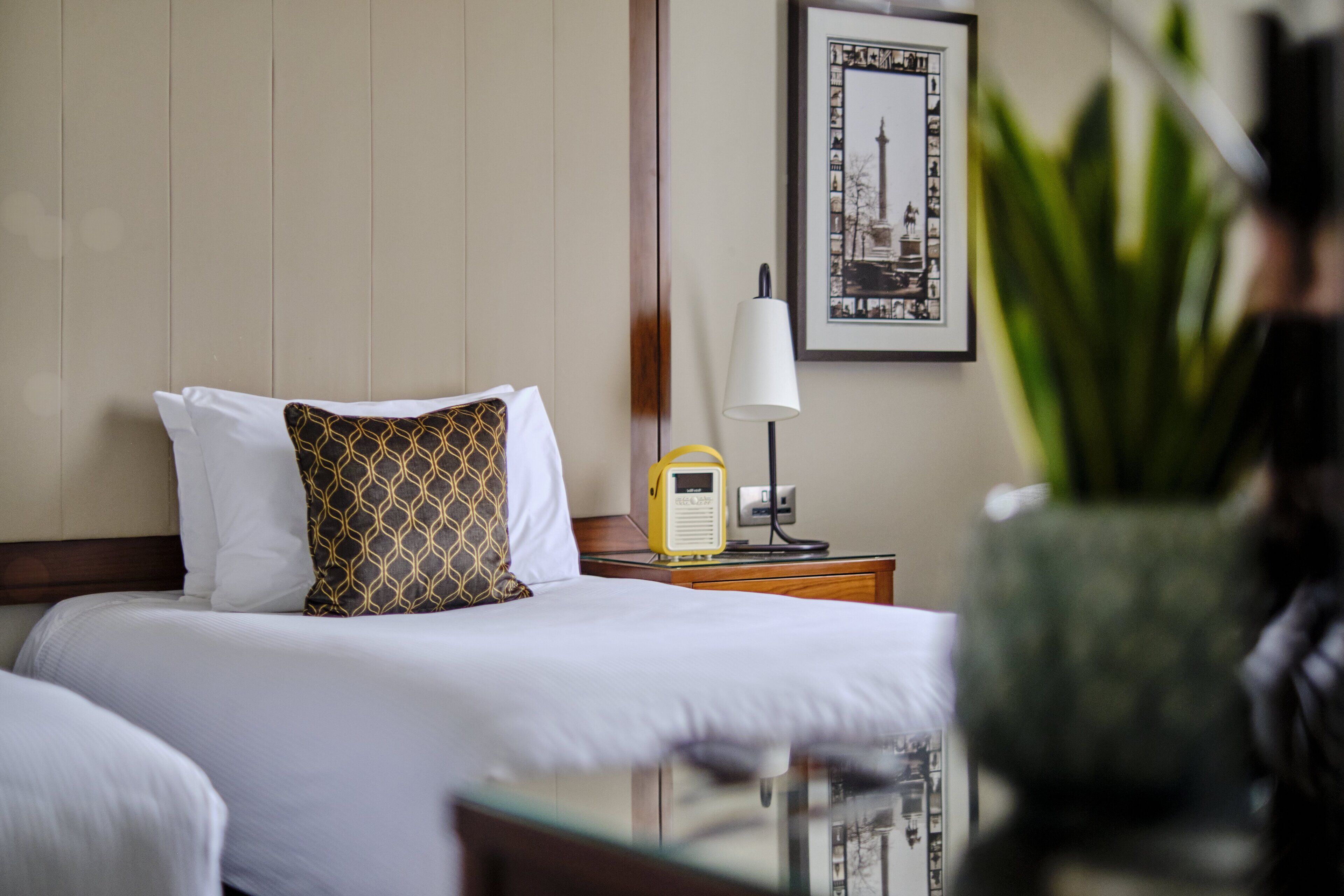 豪華雙床房 | 羽絨被、記憶床墊、客房內保險箱、書桌