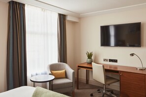 Dobbeltrom – deluxe | Dundyner, memory foam-senger, safe på rommet og skrivebord