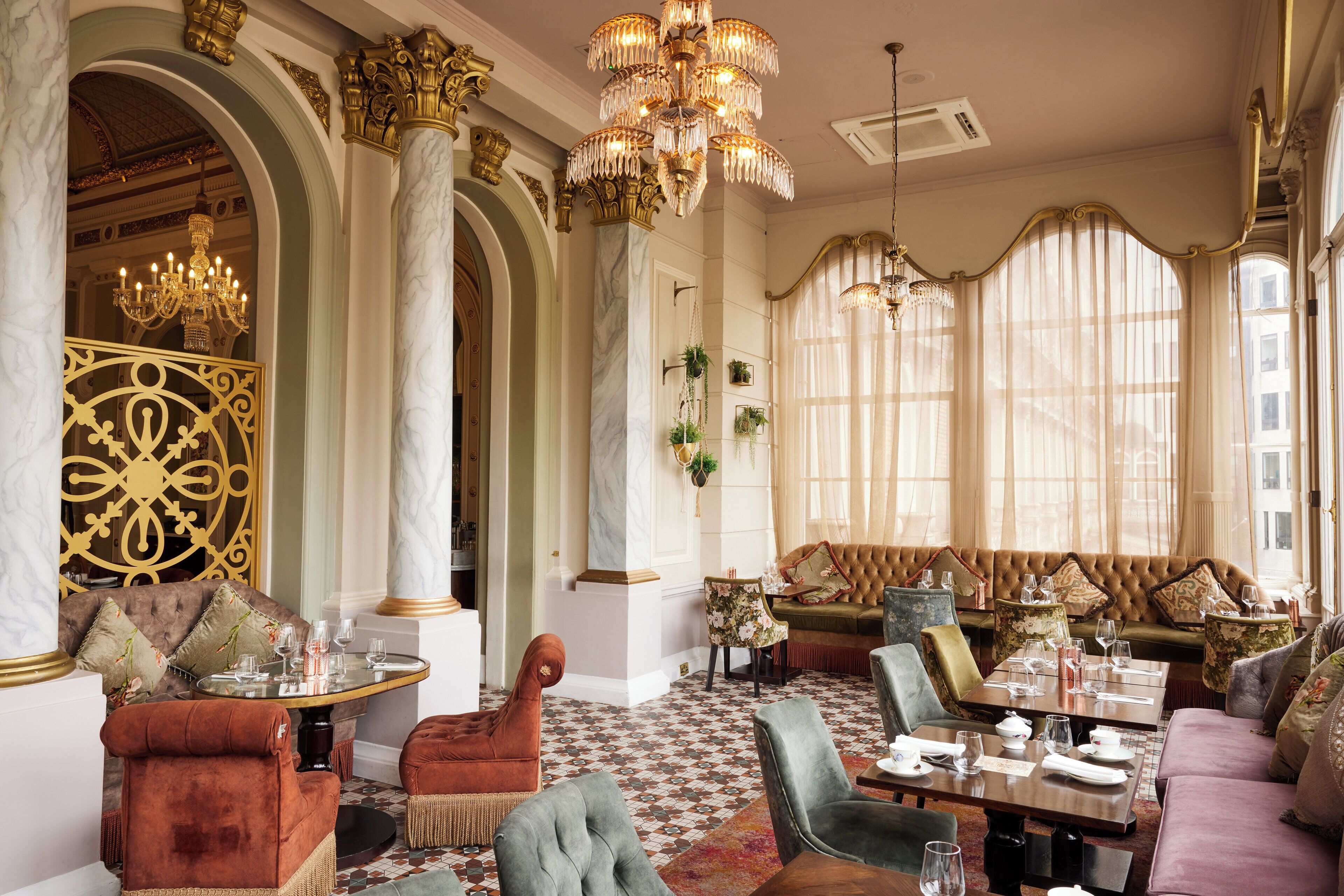 بوفيه فطور يوميًا بتكلفة قدرها (21.50 GBP للشخص)