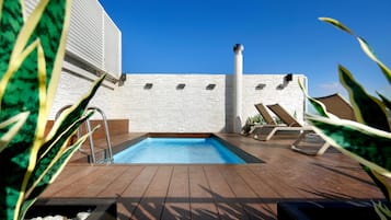 Una piscina al aire libre de temporada