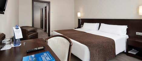 Double or Twin Room | Minibar, in-room safe, desk, laptop workspace