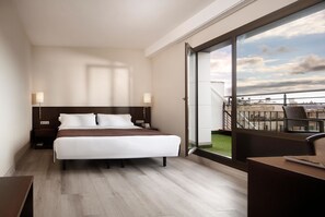 Minibar, caja de seguridad en la habitación y escritorio 