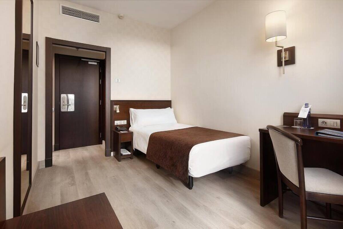 Double Room Single Use | Minibar, in-room safe, desk, laptop workspace
