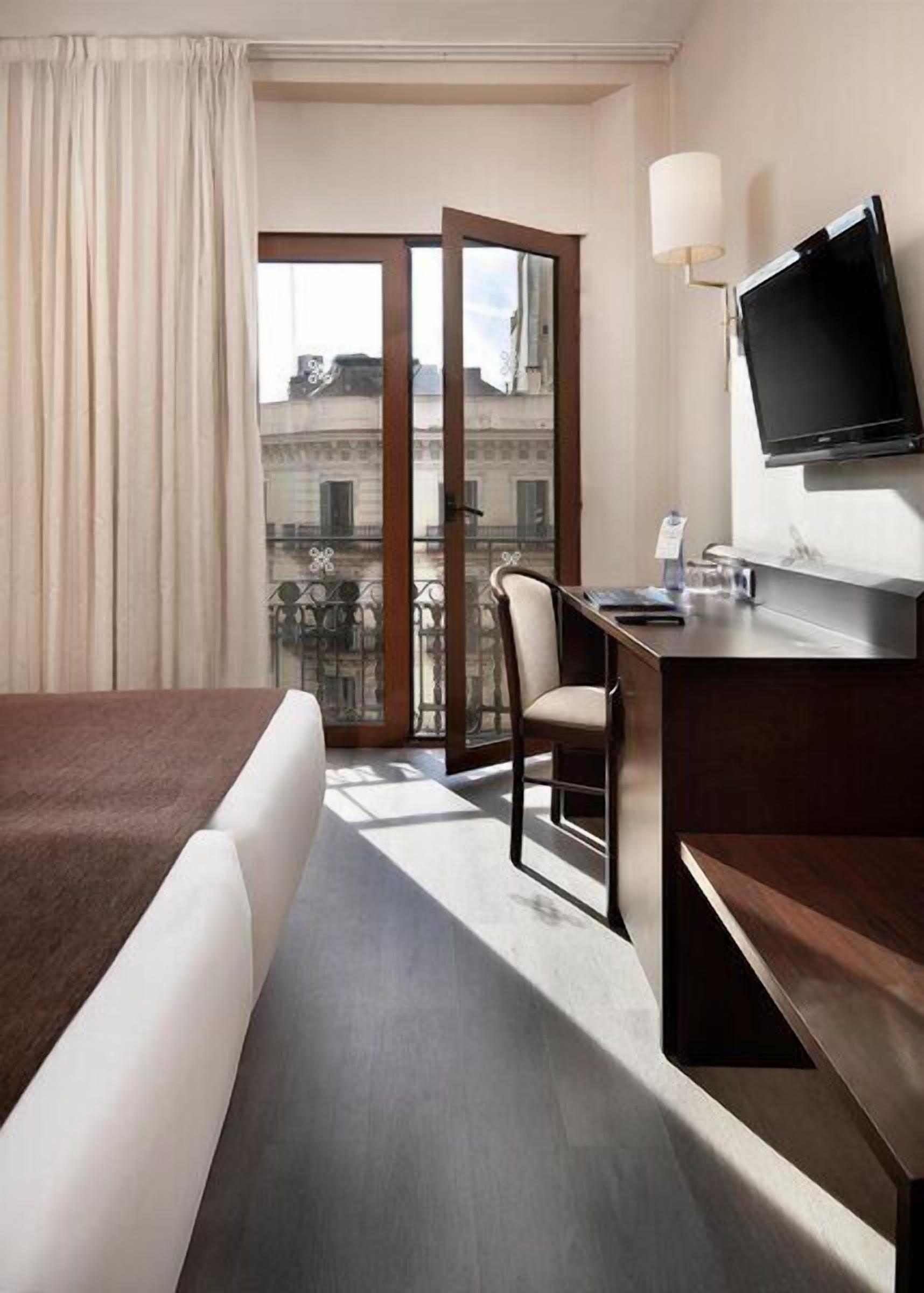 Minibar, caixa forta a l'habitació i escriptori 
