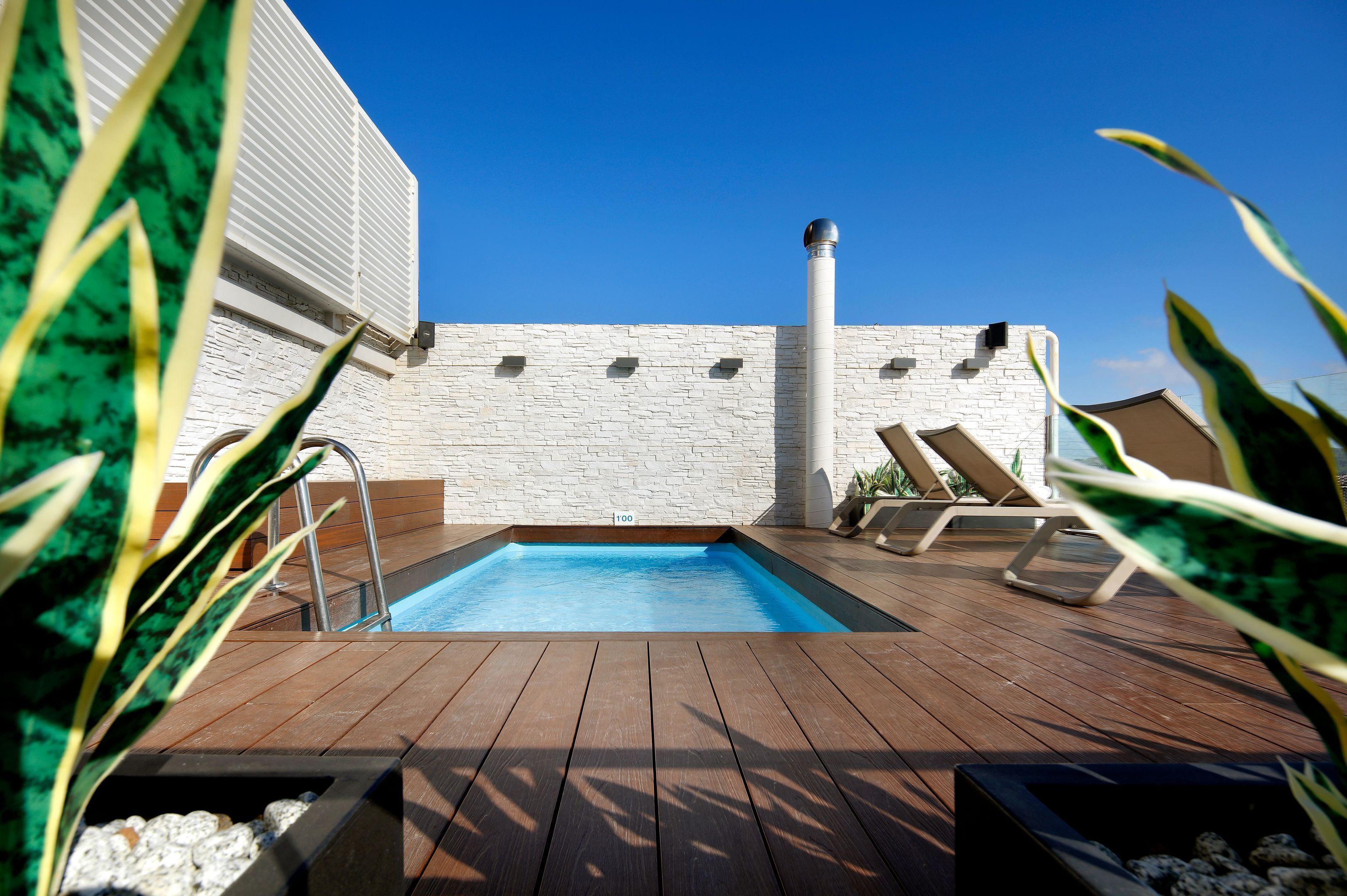 Una piscina al aire libre de temporada