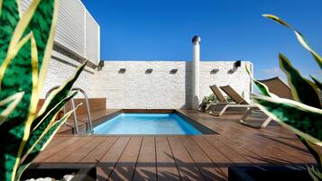 Una piscina al aire libre de temporada