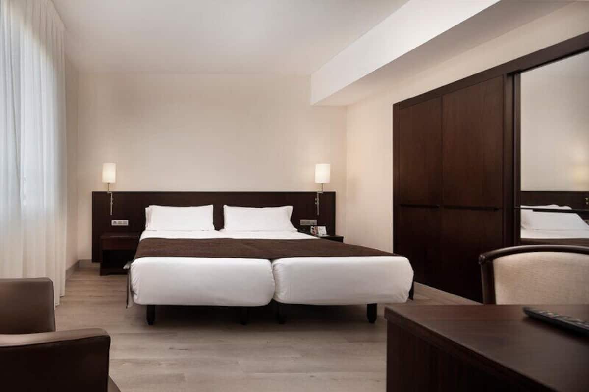 Double or Twin Room | Minibar, in-room safe, desk, laptop workspace