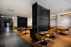 Petit déjeuner buffet (15.40 EUR par personne)