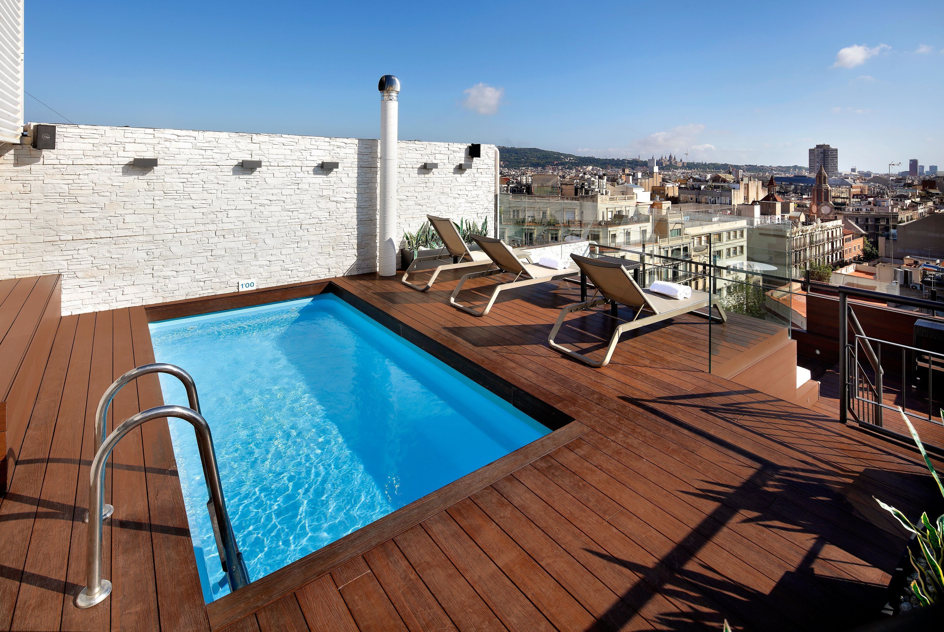 Una piscina al aire libre de temporada