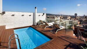 A rooftop pool with a clear view of the cityscape. - Hotel HCC Regente (Barcelona)