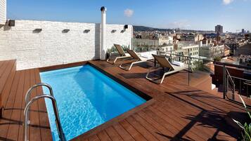 Una piscina al aire libre de temporada