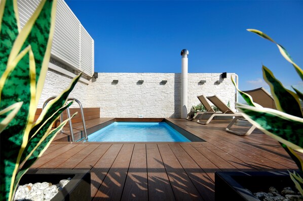 Seasonal outdoor pool