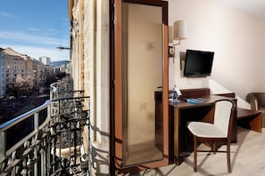 Frigobar, cofres nos quartos, escrivaninha