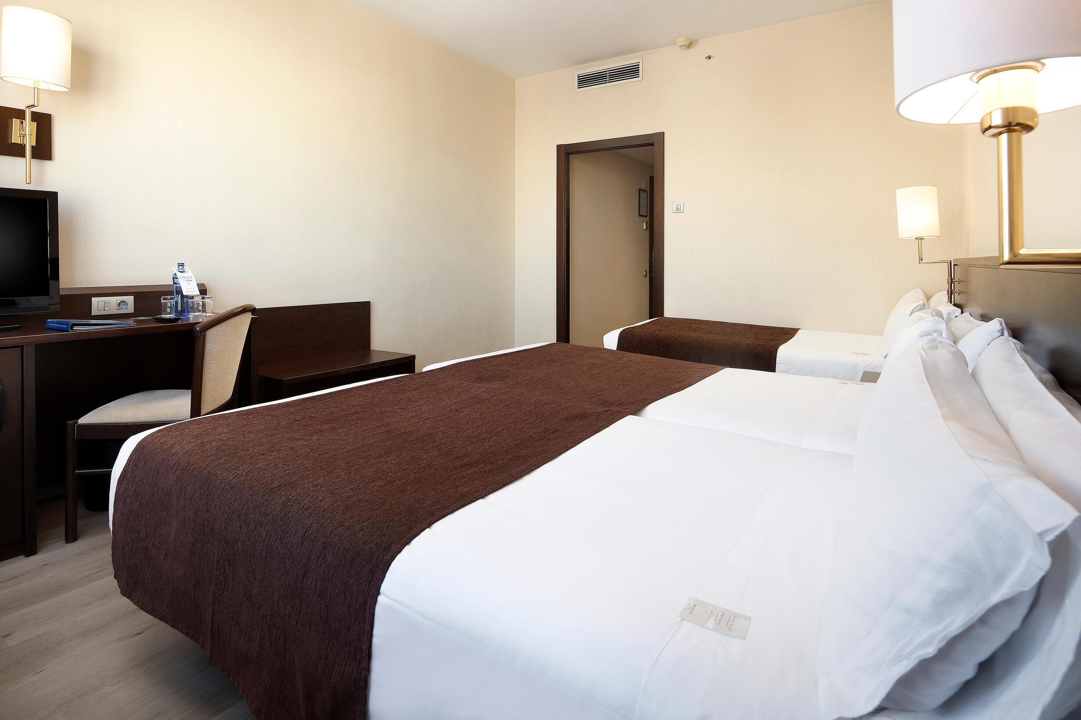 Minibar, caja de seguridad en la habitación y escritorio 