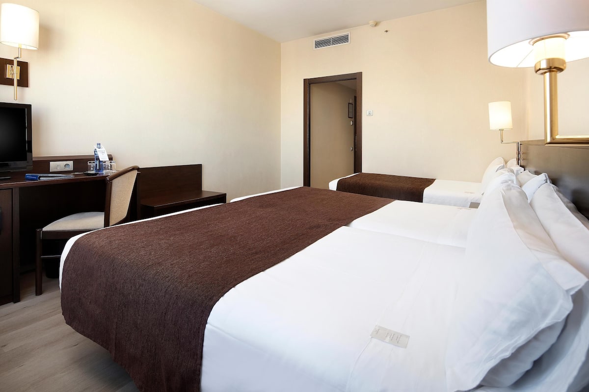 Minibar, caja de seguridad en la habitación y escritorio