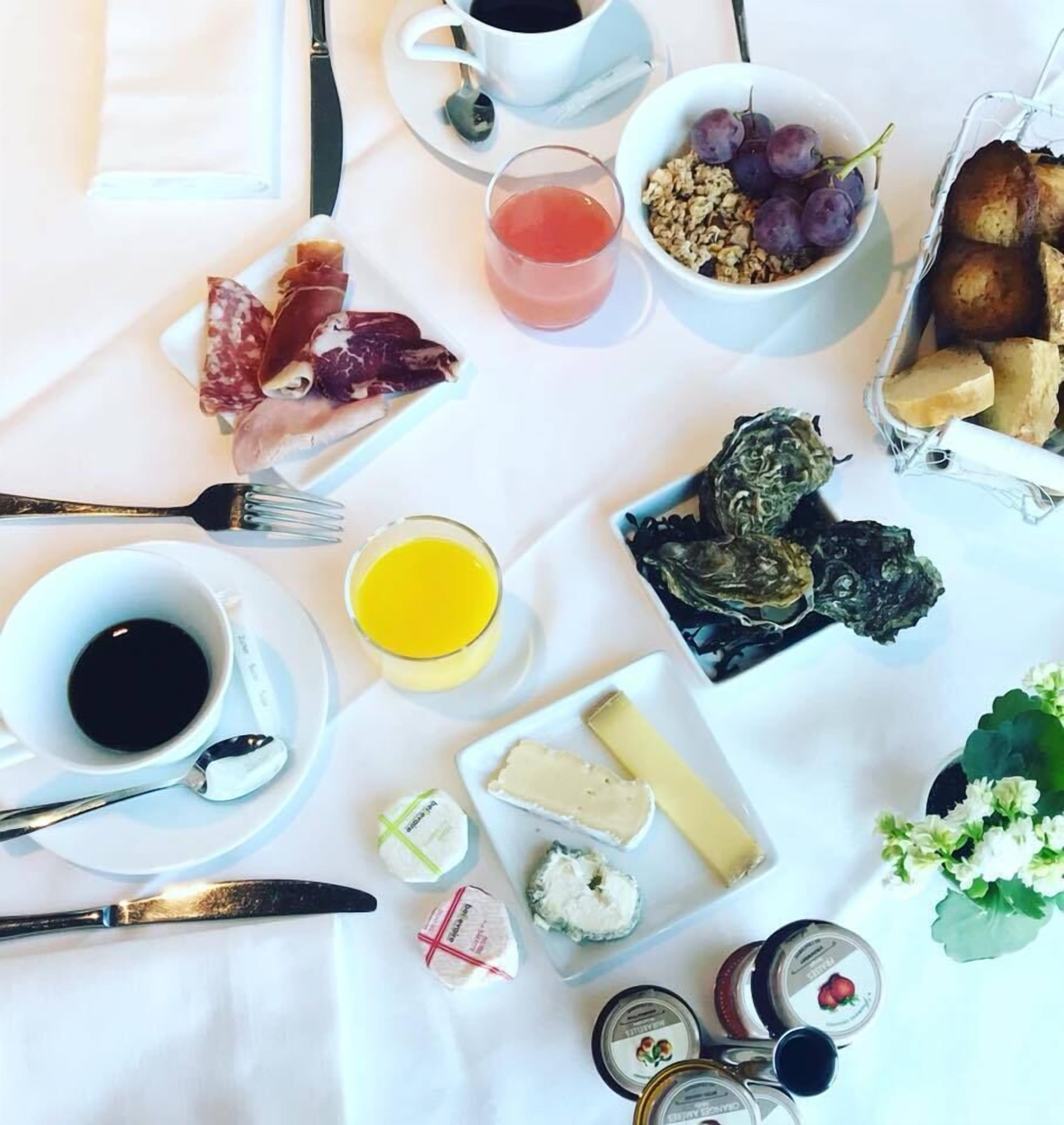 daily buffet breakfast (eur 23.00 per person)