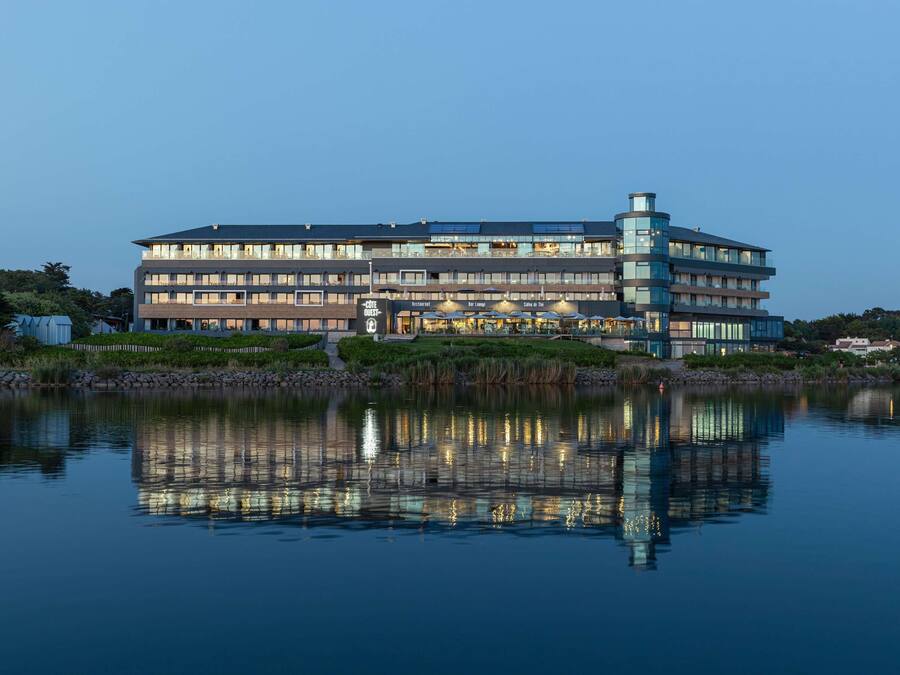 Ein mehrstöckiges Hotel mit Restaurant, Barbereich und Tagesangeboten im Erdgeschoss.