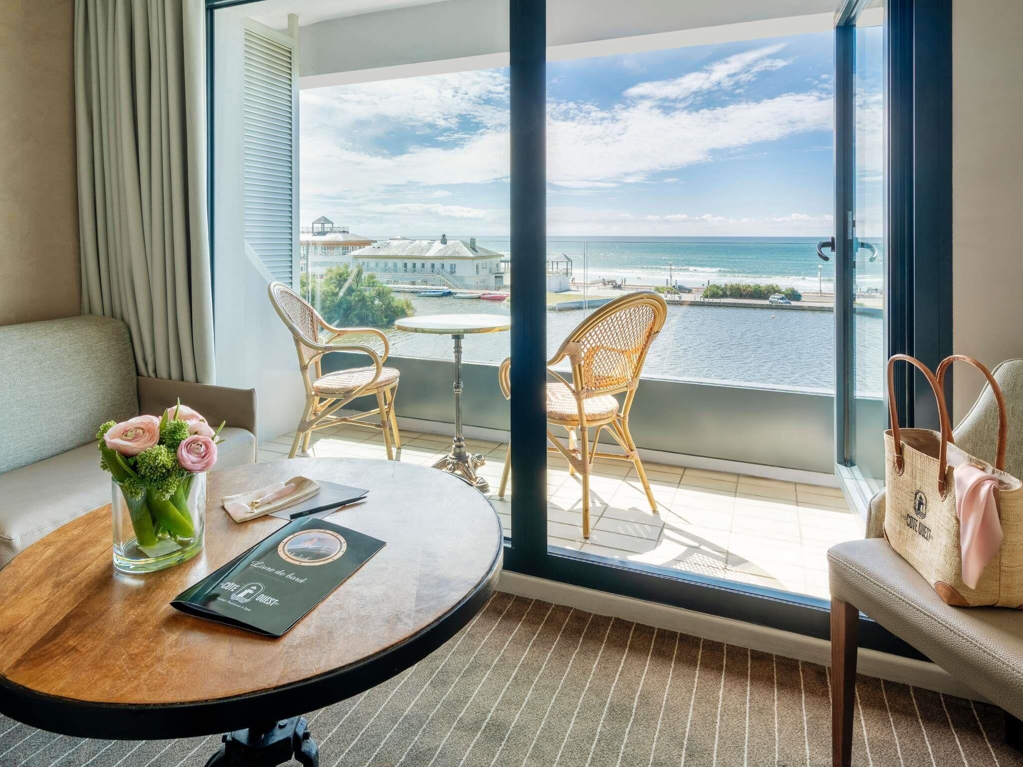 高級客房, 1 張加大雙人床及 1 張梳化床, 露台, 海景 | 高級寢具、迷你吧、房內夾萬、書桌