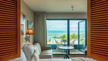 经典客房, 1 张双人床和 1 张沙发床, 海景 (Overlooking Sea) | 高档床上用品、迷你吧、客房内保险箱、办公桌
