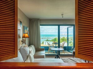 Habitación clásica, 1 cama doble con sofá cama, vistas al mar (Overlooking Sea) | Ropa de cama de alta calidad, minibar, caja fuerte y escritorio